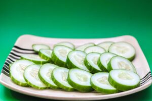 ¿Cómo aprovechar las propiedades y beneficios del pepino para tu bienestar y belleza?